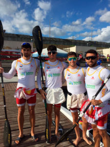 Gómez, a la derecha, con sus compañeros del K-4 español