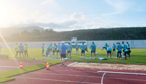 El técnico gerenense, saltando al campo de la pista de atletismo