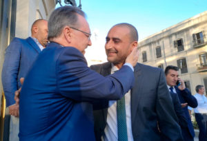 Juan Vivas abraza a Luhay Hamido en la recepción por el último ascenso a Primera Federación