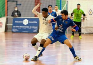 Everton disputa un balón en el partido de la temporada pasada en La Granja (2-2)