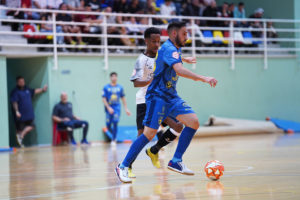 Everton Ferreira persigue a un jugador del Peñíscola 