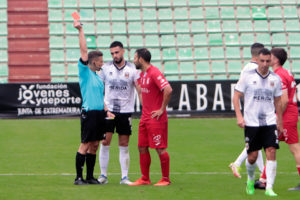 Momento de la expulsión de Jota en el campo del Mérida 