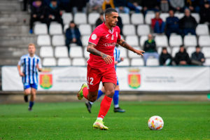 Robin Lafargue, con el esférico durante el partido de este domningo en El Prado