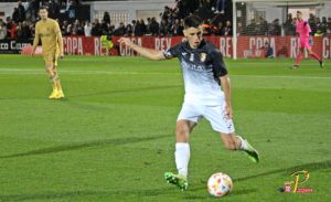 Reina golpea el balón con Lewandowski al fondo