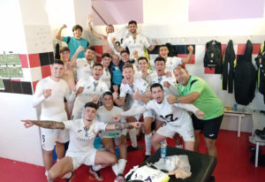 Los integrantes del Ceuta B celebran su importante victoria en Puente Genil 