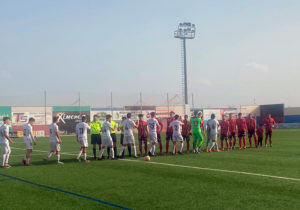 Ceuta B y Puente Genil se saludan antes de dar comienzo el partido 