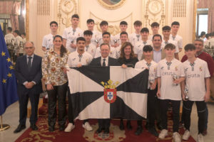 Los jugadores de la Selección de Ceuta Sub-16, con Vivas y varios de sus consejeros