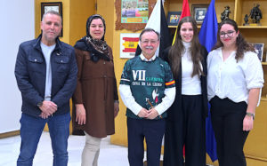 Vivas posa con la camiseta de la Cuna de la Legión junto a su diseñadora y los familiares de esta