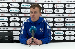 Enrique González, segundo entrenador del Linares, en la sala de prensa del Murube 
