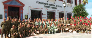 Foto de familia de los deportistas galarconados delante de la Comandancia General de Ceuta