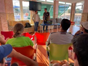 El psicólogo deportivo Claudio Alarcón, junto al presidente de la Federación de Tenis de Ceuta, antes de dar la charla a los jugadores