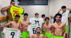 Los jugadores del Puerto Atético celebran su salvación en el vestuario este miércoles en Melilla 
