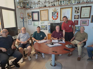 Anto Fernández -tercero por la izquierda-, este miércoles en la sede de la UA Ceutí 