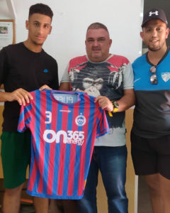 Ruchdi sujeta la camiseta del Puerto Atlético junto al presidente del club, Francisco Galán 'Paquirri'