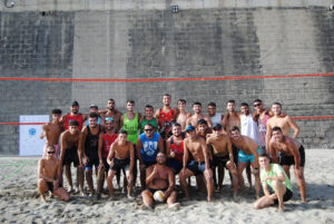 Foto de familia de los participantes en la competición masculina del I Torneo Vóley Playa Vista al Mar