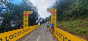 José Carlos Ruiz, con su bandera de Ceuta, horas antes de la llegada de la carrera al Angliru