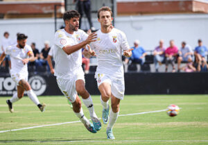 Meléndez se abraza a Pablo tras el gol de penalti que le dio la victoria al Ceuta ante el Alcoyano