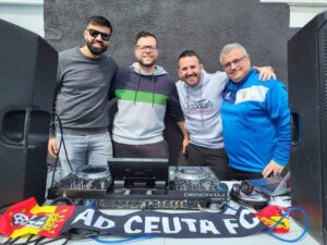 Jesús Poyito, segundo por la derecha, animando un partido en el estadio Alfonso Murube