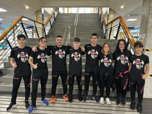 Los componentes del Club Sepai, con su entrenador, Cristóbal Mateo, en el puerto de Ceuta 