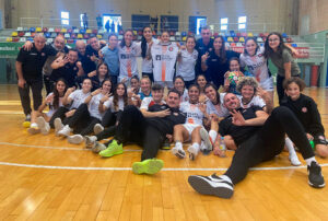 Los integrantes sdel Camoens celebran su victoria ante el segundo clasificado, el Chiloeches