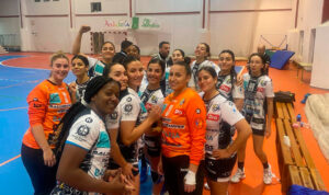 Las jugadoras del Estudiantes, antes de empezar su partiudo en Sanlúcar la Mayor