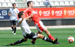 Baigorri pugna con un jugador del Murcia en el partido de 2011