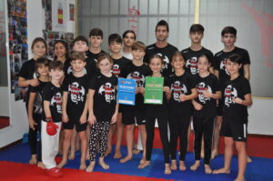 La joven karateca con sus compañeros del Club Sepai 