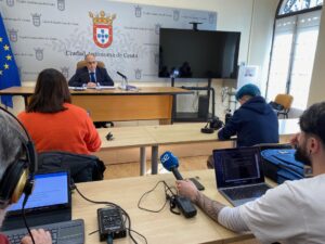 El portavoz del Gobierno, Alberto Gaitán, atendiendo a los medios