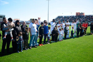 Los jóvenes con autismo han saltado al campo acompañando a los jugadores de ambos equipos