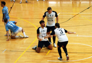 Cristian Rubio y Víctor Arévalo celebran con Abraham el 3-1 para el Ceutí 