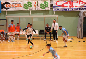 Barona se prepara para disparar perseguido por Usama 