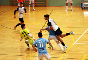 Abraham Cintado, obstaculizado por un rival en una ocasión caballa