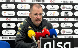 José Juan Romero, entrenador de la AD Ceuta, no se fía del Linares