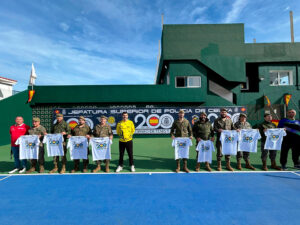 Diez personas de la COMGECEU han colaborado para engalanar las pistas del Club Loma Margarita