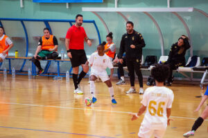 Víctor Cachón, durante un partido del Ceuta Femenino