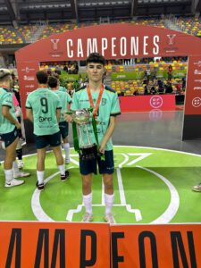 Emilio García, con la Copa de España Juvenil