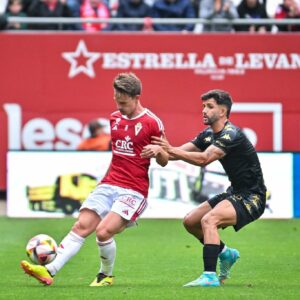 Alejandro Meléndez disputa un balón con contrario 