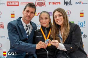 Julia Melgar, con su entrenador y la presidente de la Federación de Ceuta de Kárate