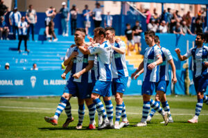 Jugadores del Alcoyano celebran uno de sus goles de la pasada semana ante el Ceuta 