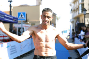 Bily, tras cruzar en solitario la meta en la Plaza de África 