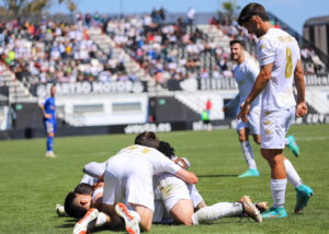 Los jugadores del Ceuta esperan celebrar una nueva victoria en el Murube 