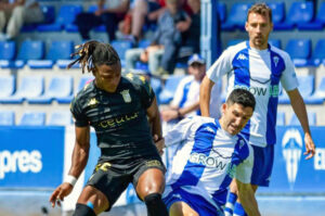 Cedric Teguía disputa un balón con un jugador del Alcoyano