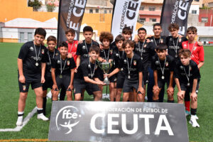 Los integrantes de la AD Ceuta, con su trofeo de subcampeones