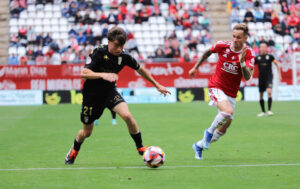 Jota López conduce el balón durante el partido del pasado domingo en Murcia