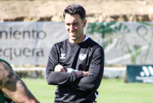 Javi Medina, técnico del Antequera, durante un entrenamiento 