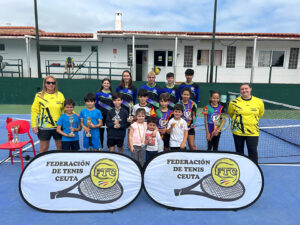 Los más pequeños participantes posan con sus respectivos trofeos