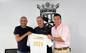 Luhay Hamido, José Juan Romero y Edu Villegas, en la reciente ampliación de contrato del técnico sevillano