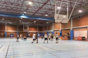 Jugadores de baloncesto en el pabellón Antonio Campamor