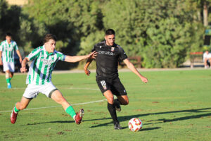 Redru, presionado por un jugador del Betis Deportivo en el amistoso del pasado martes