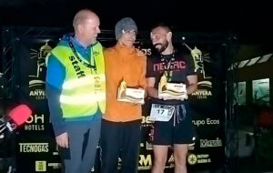 Cuenca (d), en el podio junto a Ismael Dris y Miguel Martínez, presidente del Club Anyera 